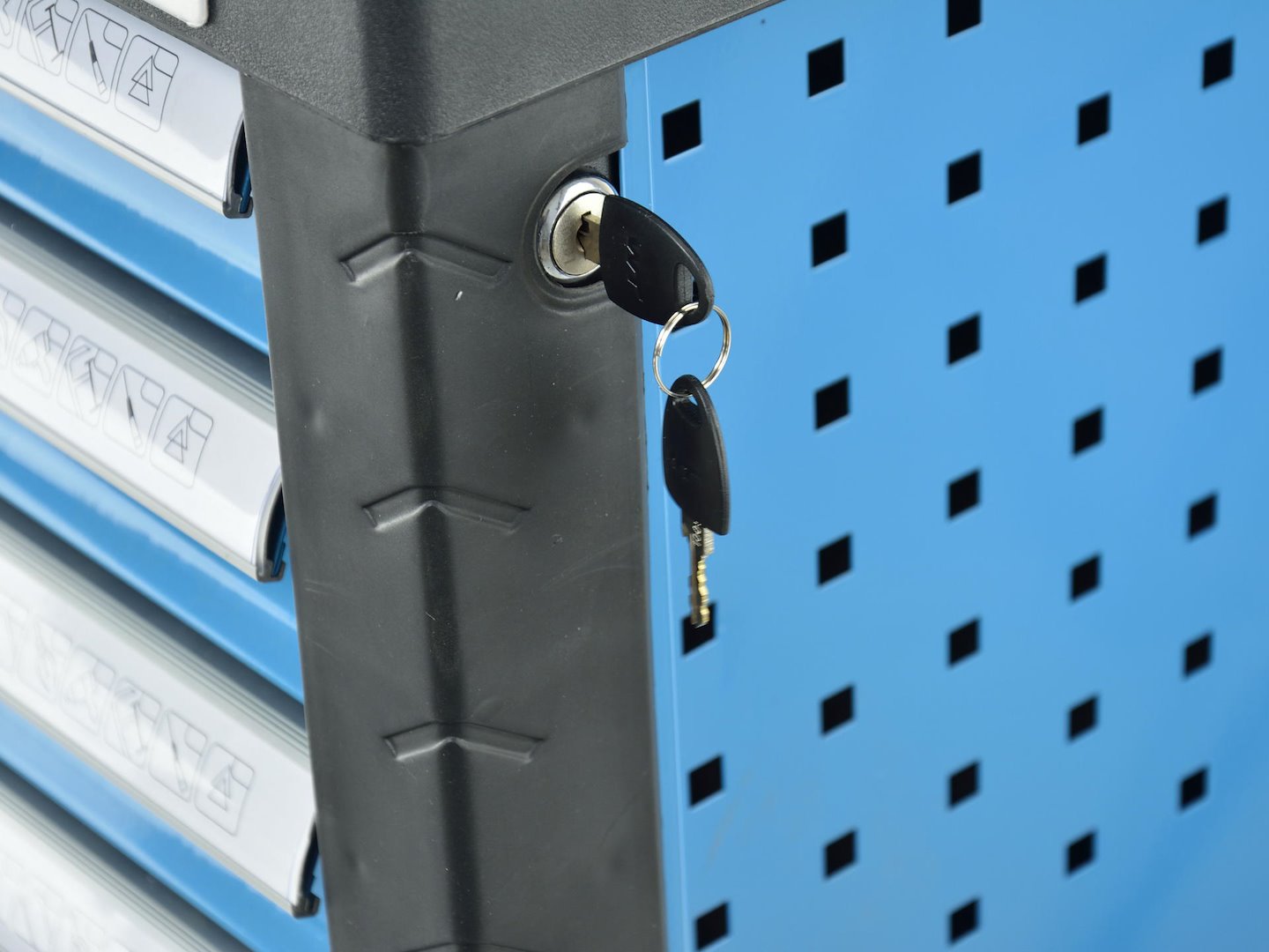 Instrumentu skapis ar instrumentiem